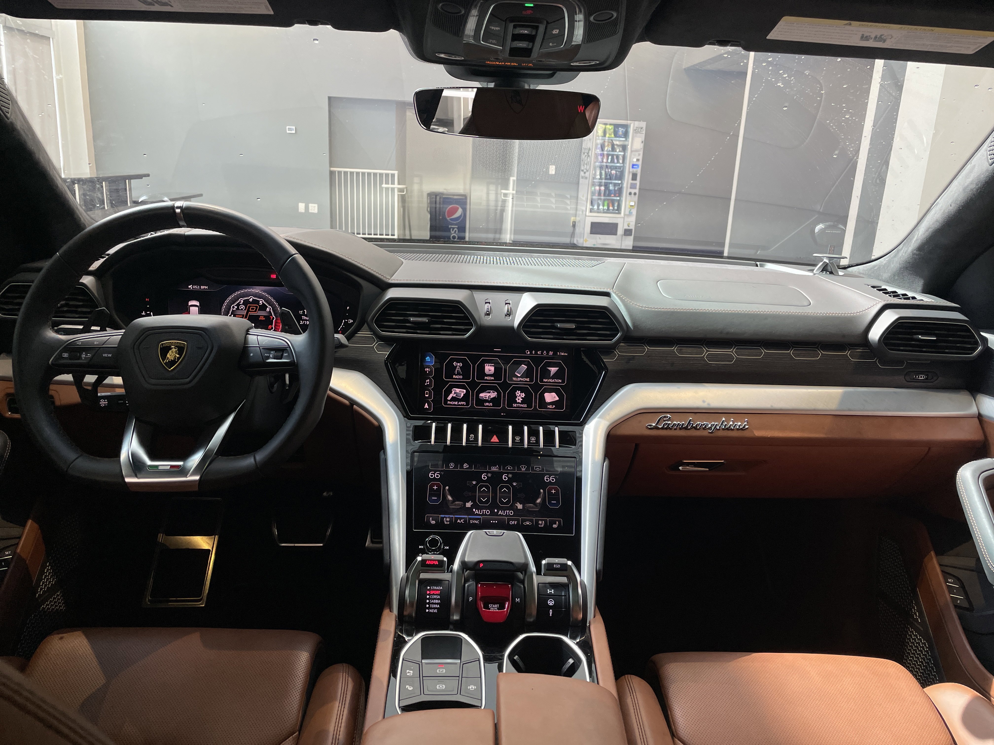 Used 2021 Lamborghini Urus AWD/4WD image 35