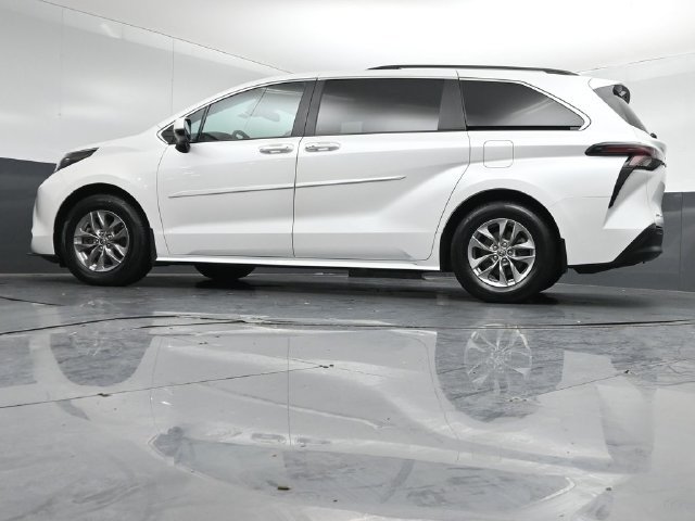 Used 2025 Toyota Sienna XLE w/ XLE Plus Package AWD/4WD image 40