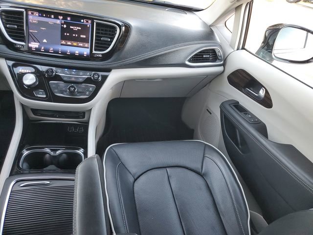Used 2024 Chrysler Pacifica Limited w/ Uconnect Theater Family Group image 30