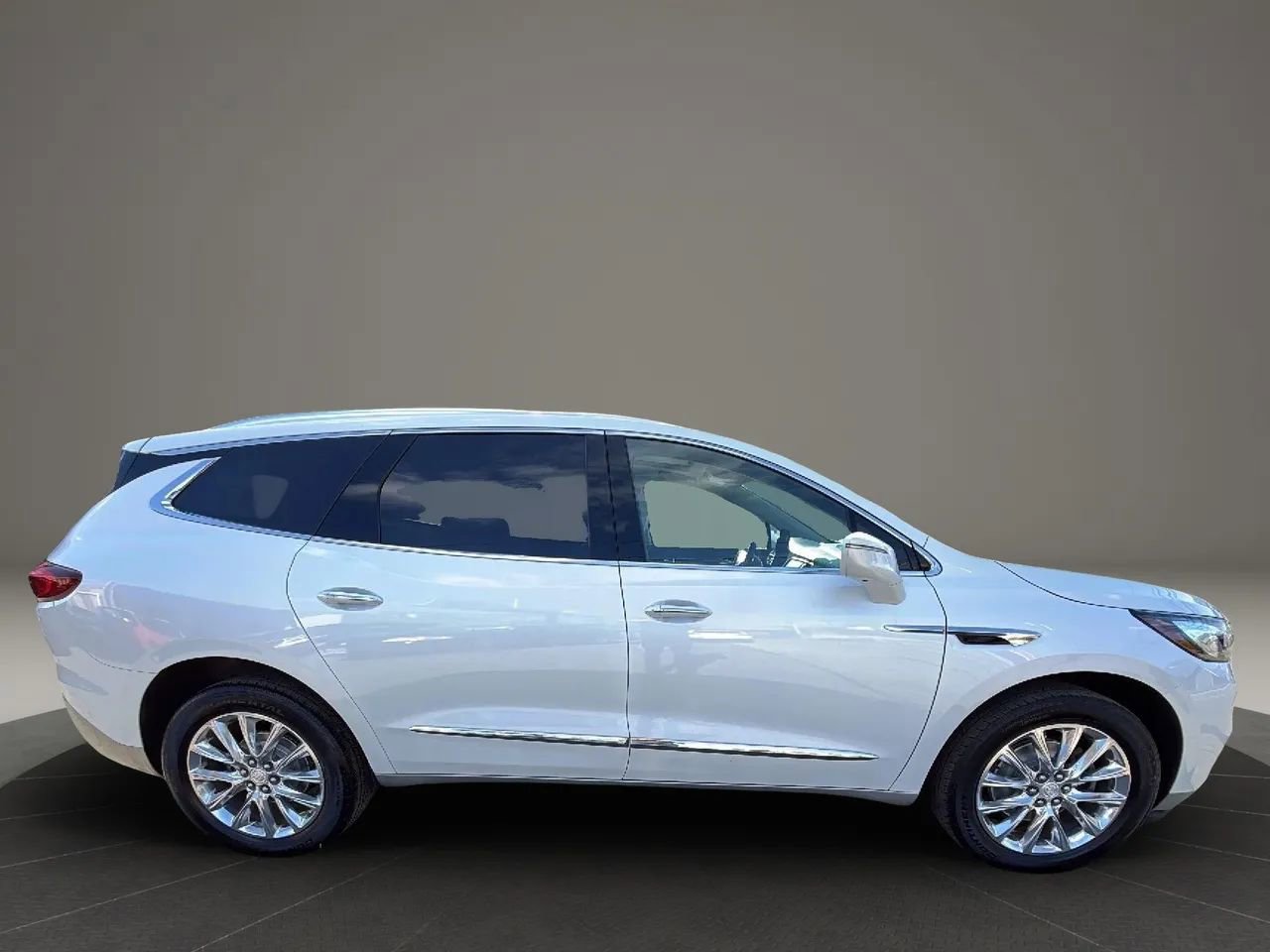 Used 2019 Buick Enclave Essence image 4