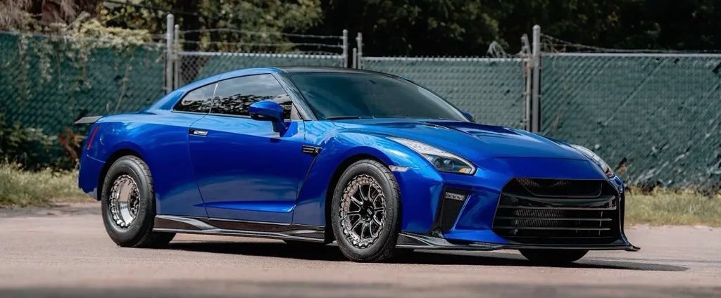 Used 2014 Nissan GT-R Black Edition AWD/4WD image 2