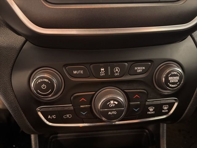 Used 2022 Jeep Cherokee Trailhawk w/ Premium Leather Package image 25