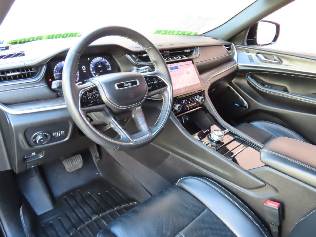 Used 2022 Jeep Grand Cherokee Overland w/ Luxury Tech Group IV AWD/4WD image 29