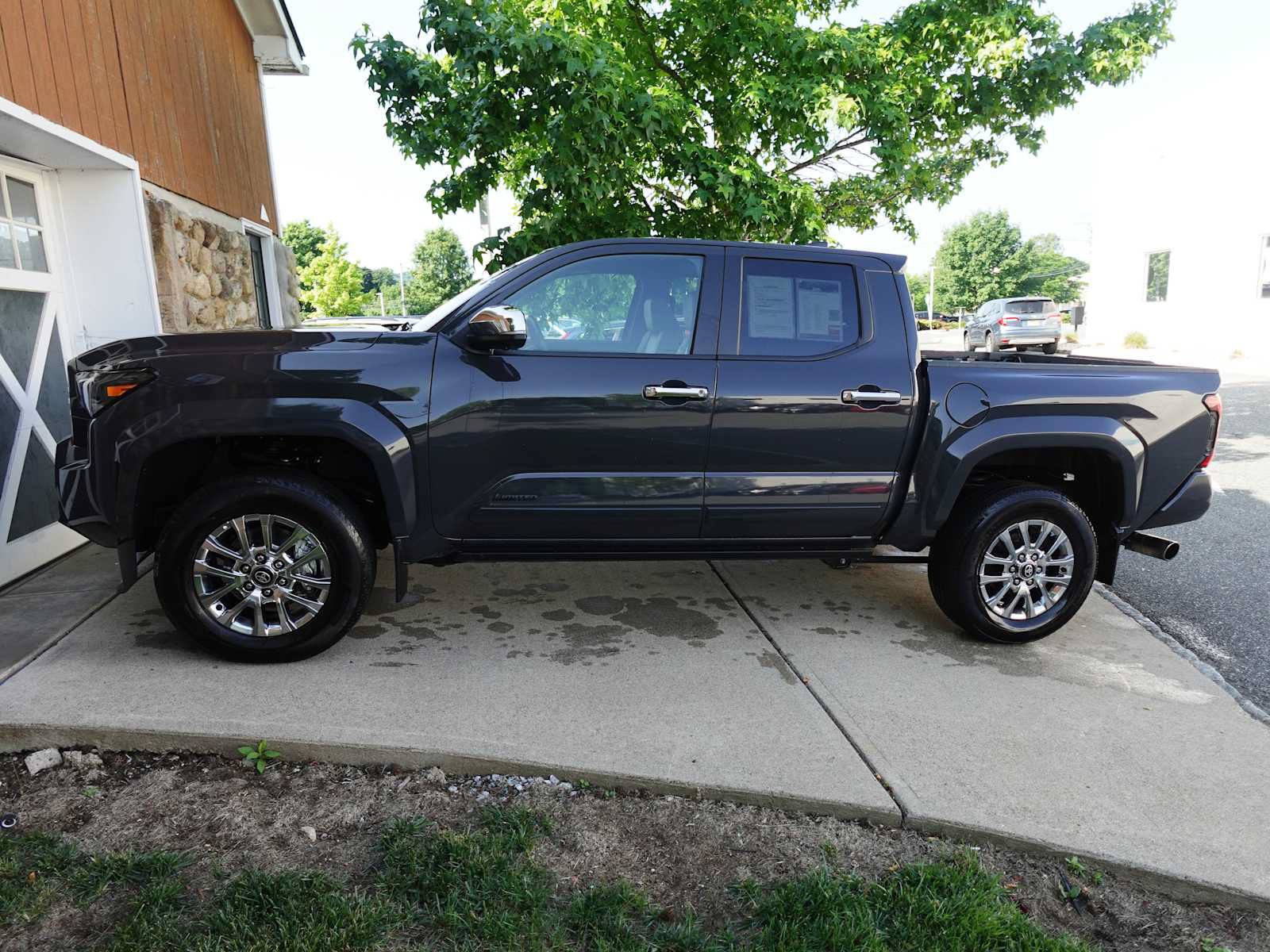 Used 2024 Toyota Tacoma Limited w/ Limited Package (LT) AWD/4WD image 4