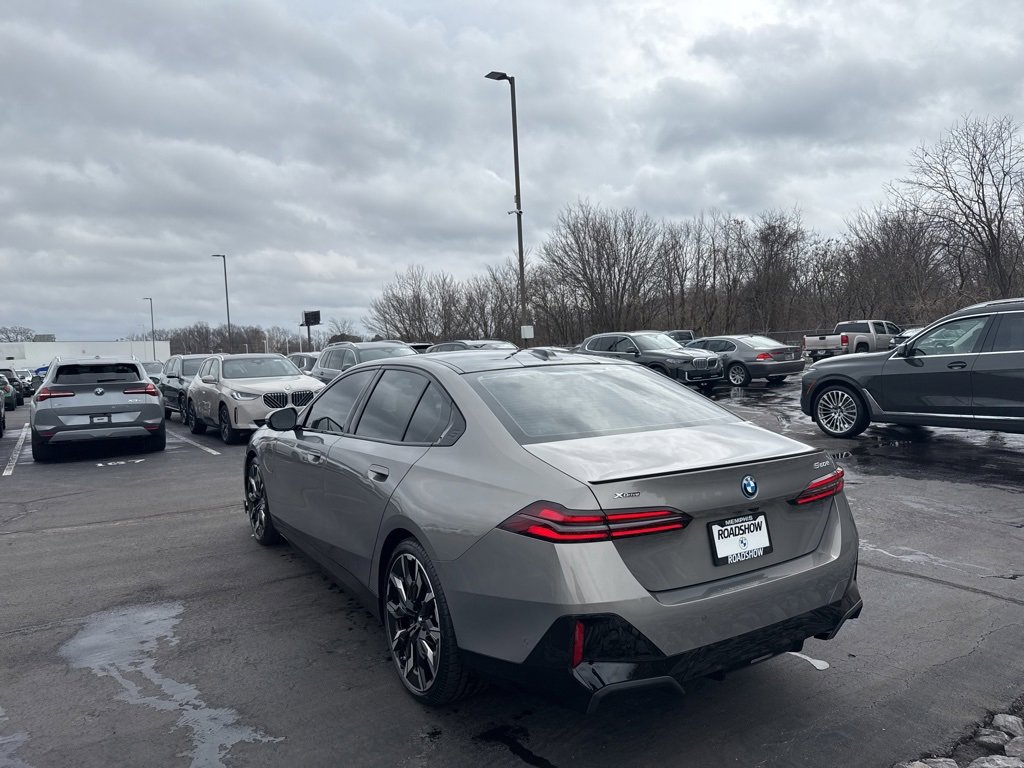 Used 2026 BMW 550e xDrive image 3
