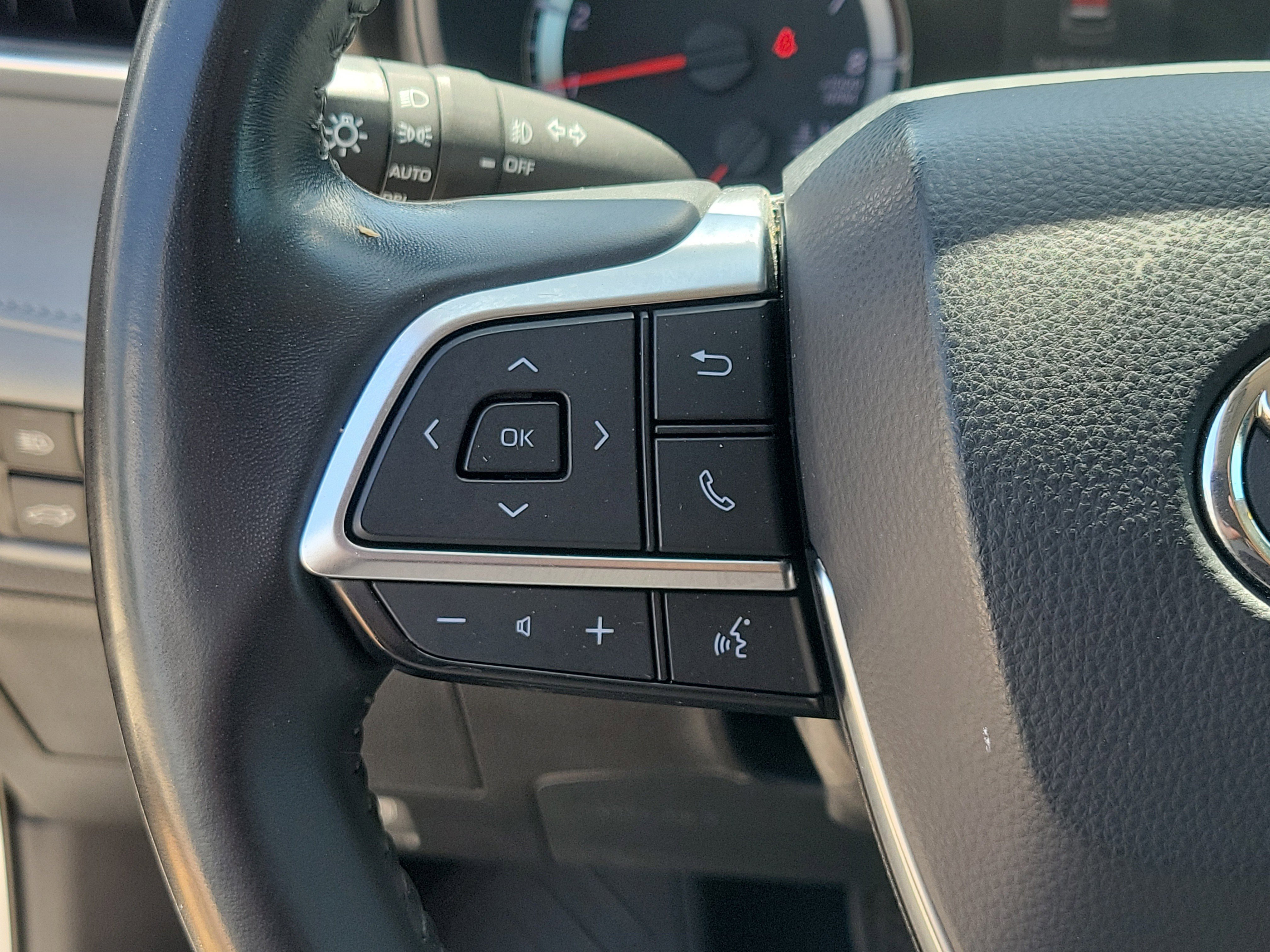 Used 2020 Toyota Highlander LE AWD/4WD image 25