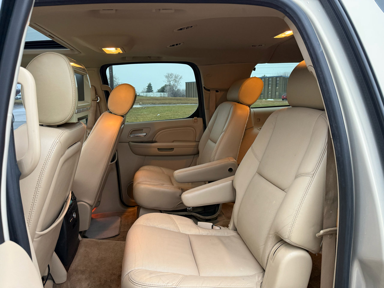 Used 2009 Cadillac Escalade ESV AWD image 16