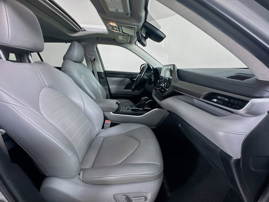Used 2020 Toyota Highlander XLE FWD image 36