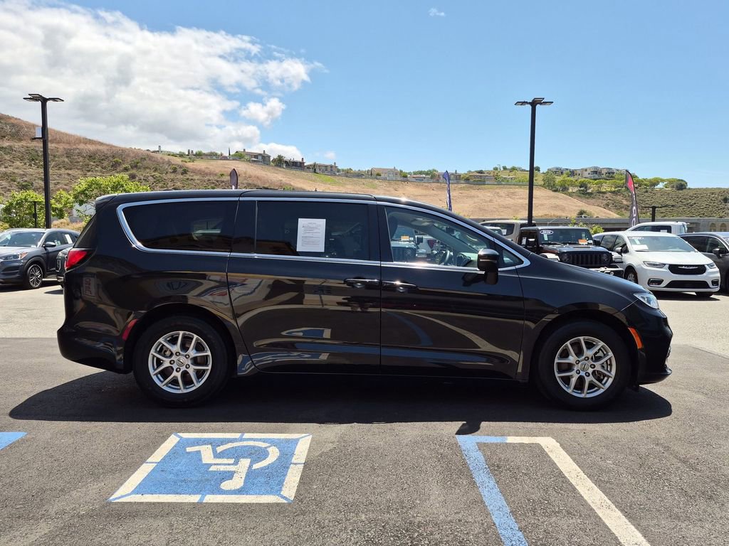 Certified 2023 Chrysler Pacifica Touring-L FWD image 4
