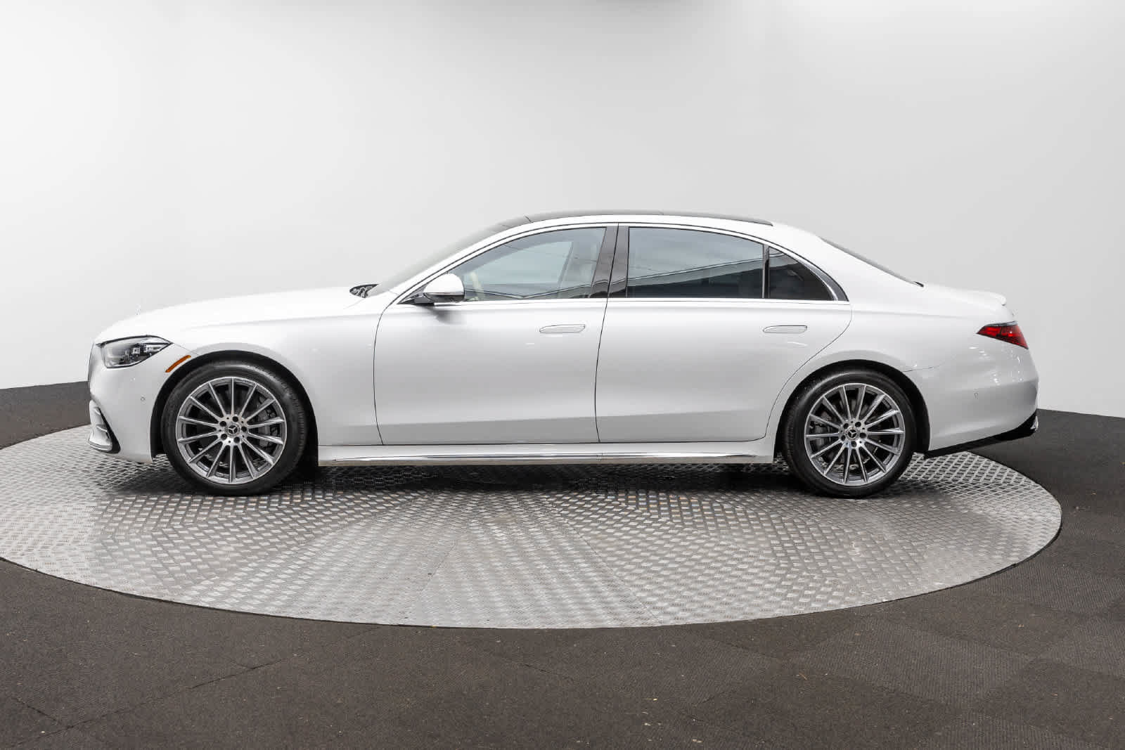 Used 2025 Mercedes-Benz S 580 4MATIC Sedan image 3