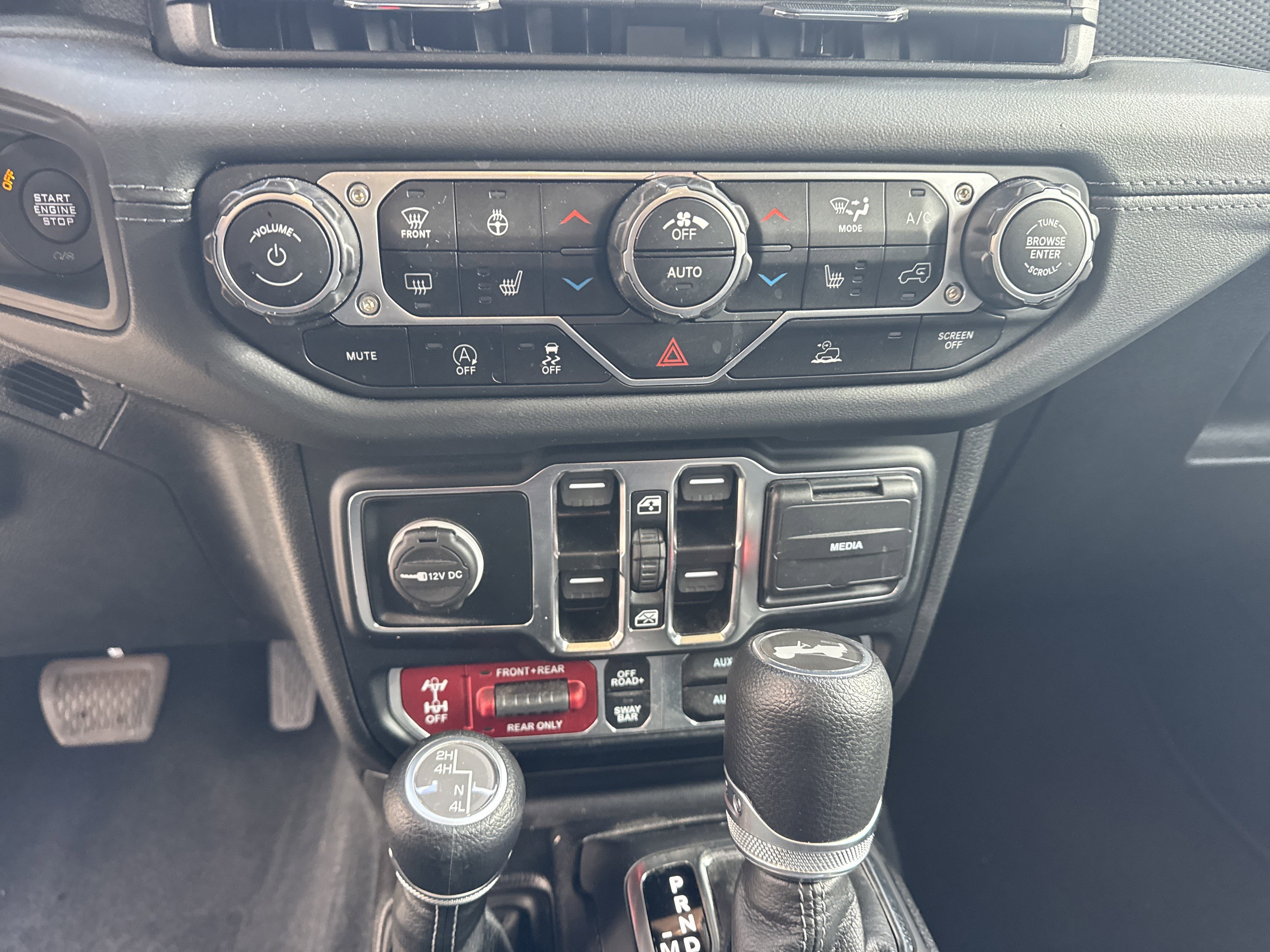 Used 2024 Jeep Wrangler Unlimited Rubicon w/ Technology Group image 17