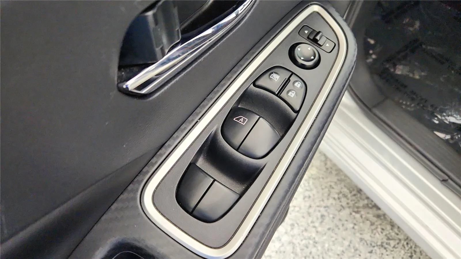 Used 2024 Nissan Versa SR FWD image 29