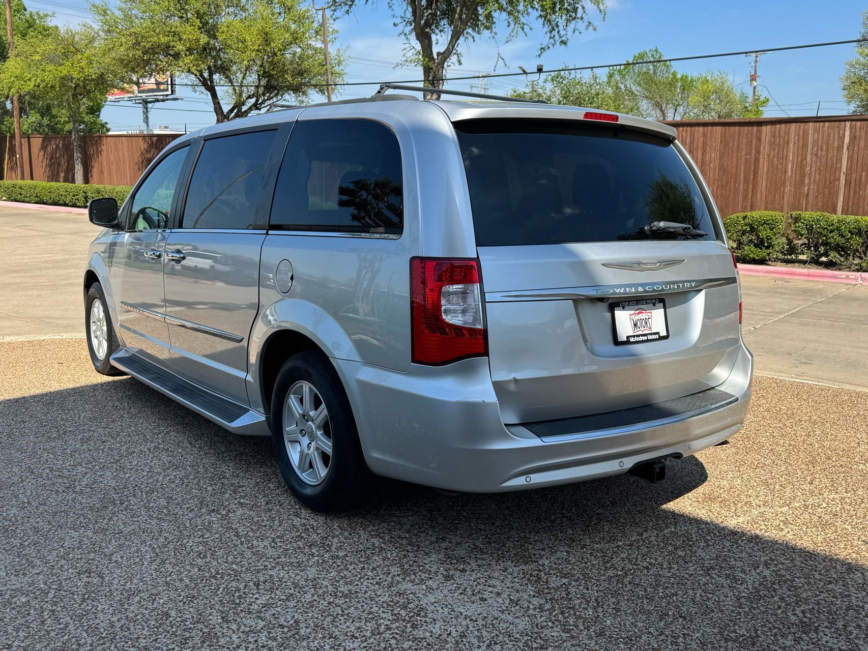 Used 2012 Chrysler Town & Country Touring w/ Entertainment Group #1 FWD image 10