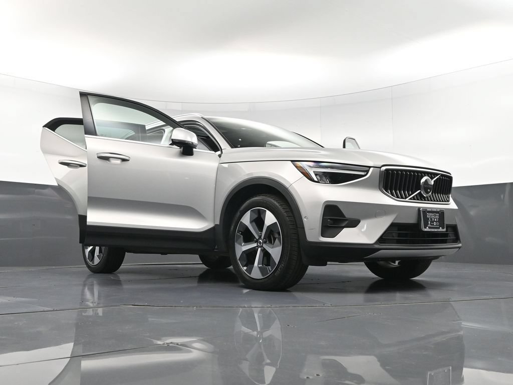 Used 2023 Volvo XC40 B5 Plus w/ Driver Assist Package AWD/4WD image 38