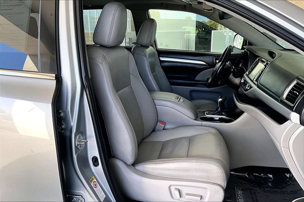Used 2019 Toyota Highlander XLE w/ Carpet Mat Package (TMS) FWD image 30