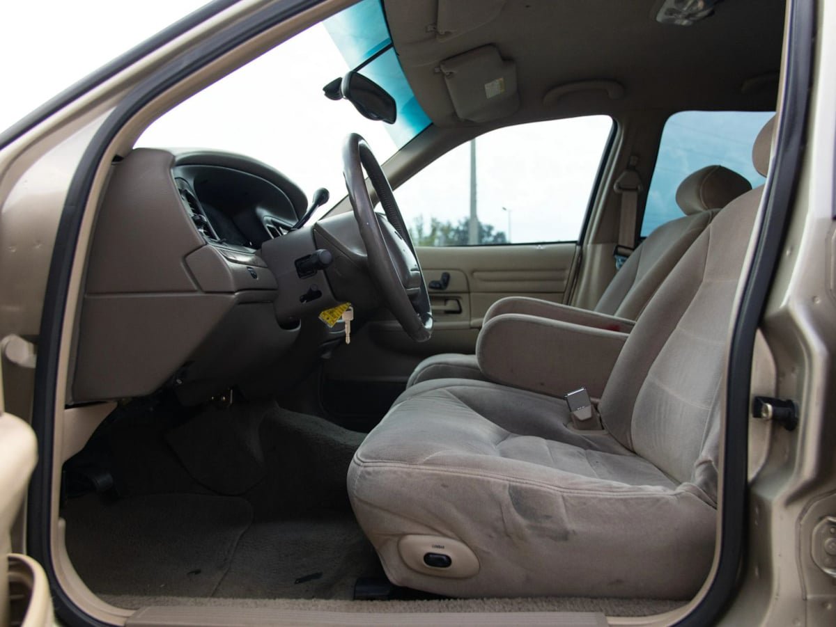 Used 1999 Ford Crown Victoria LX RWD image 16