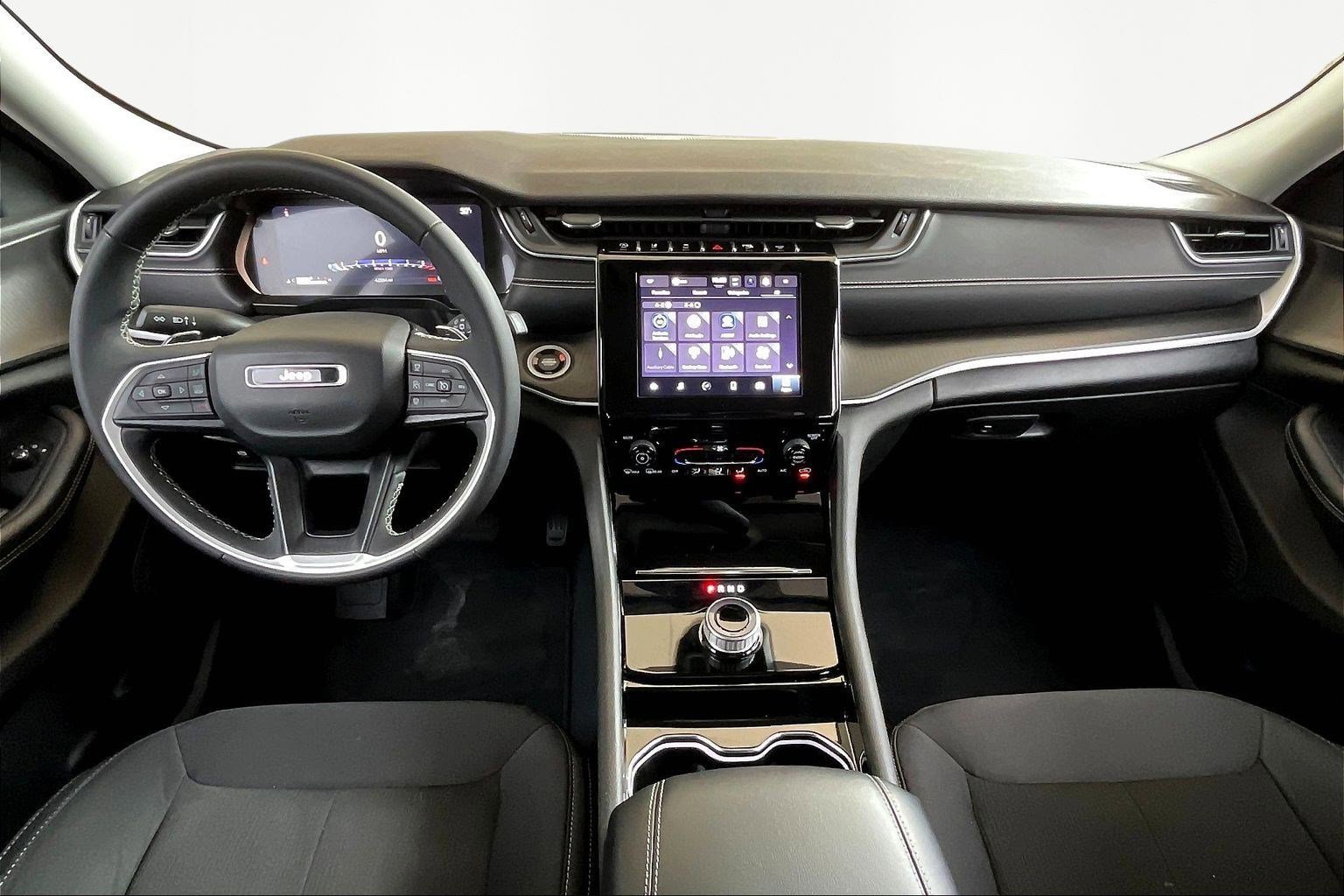 Used 2023 Jeep Grand Cherokee Laredo image 7