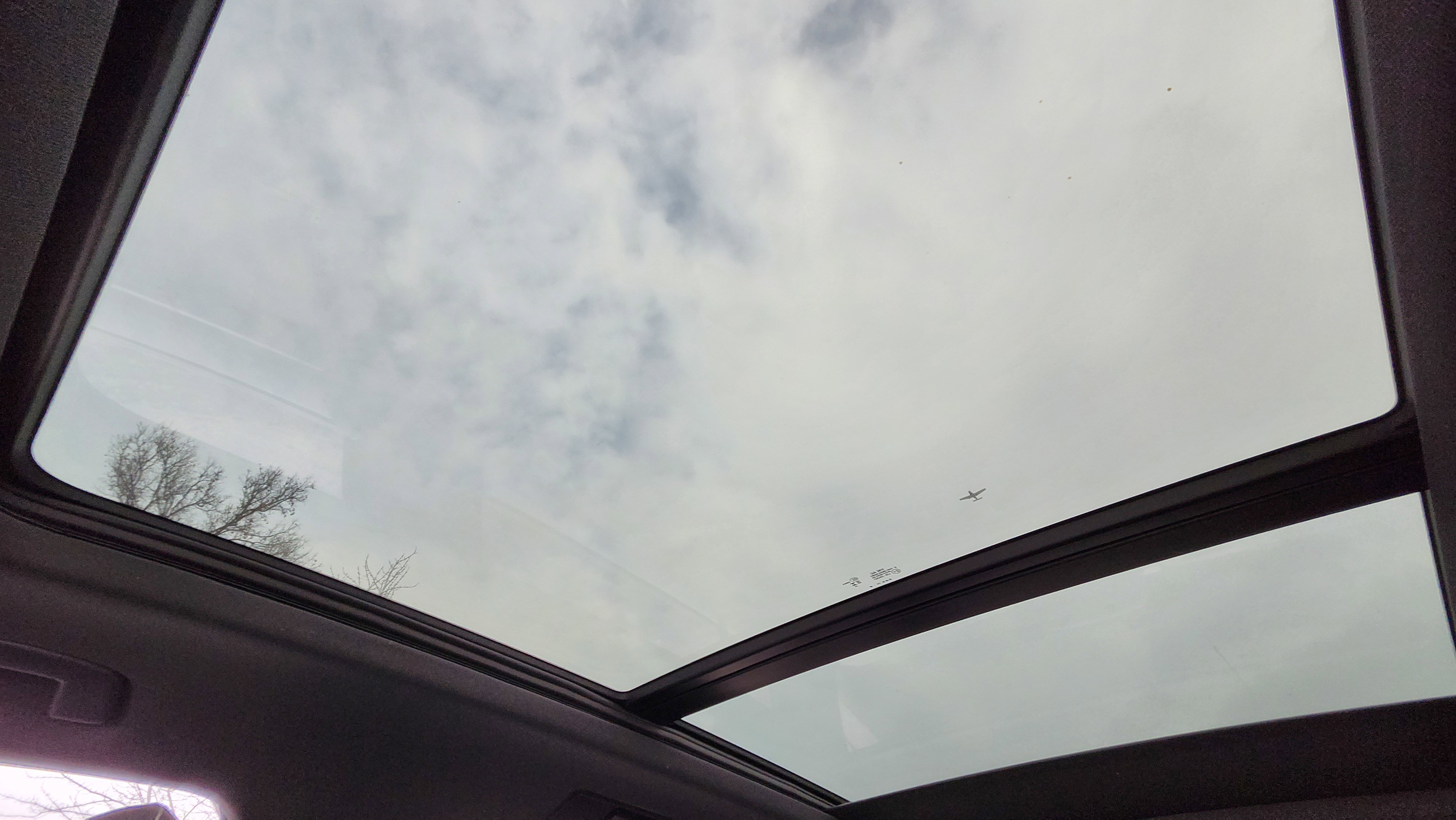 Used 2023 Volkswagen Tiguan SE R-Line image 2