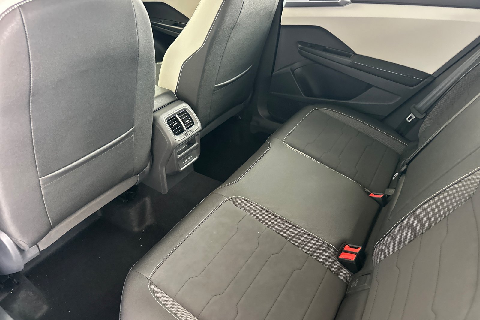 New 2026 Volkswagen Taos SE AWD/4WD image 12