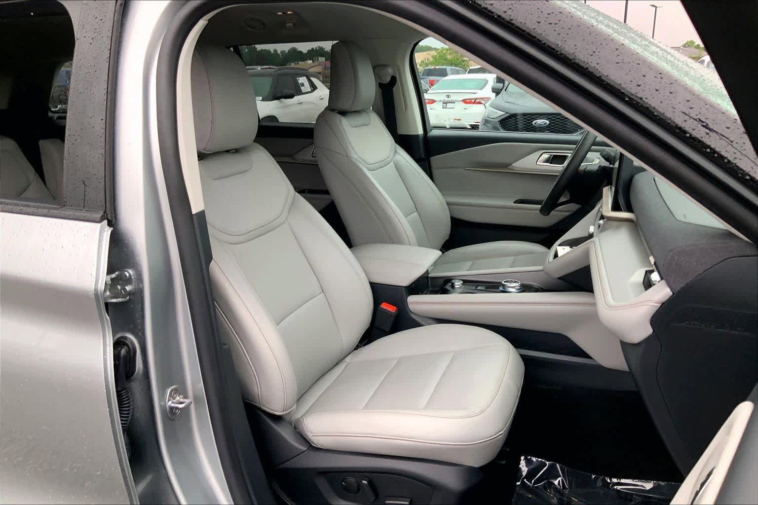 Used 2025 Ford Explorer Active w/ Active Comfort Package RWD image 9