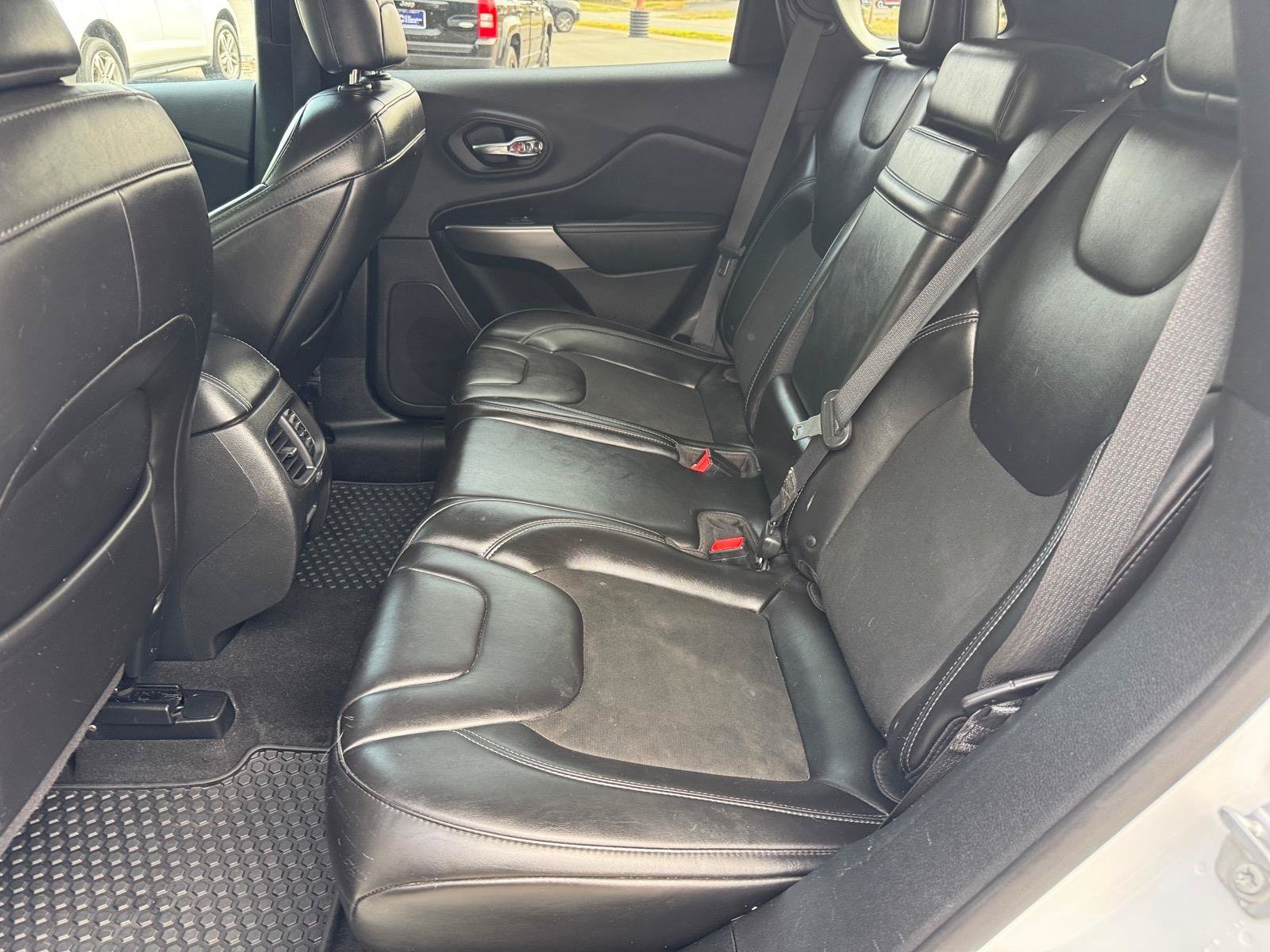 Used 2019 Jeep Cherokee Latitude Plus w/ Cold Weather Group AWD/4WD image 7