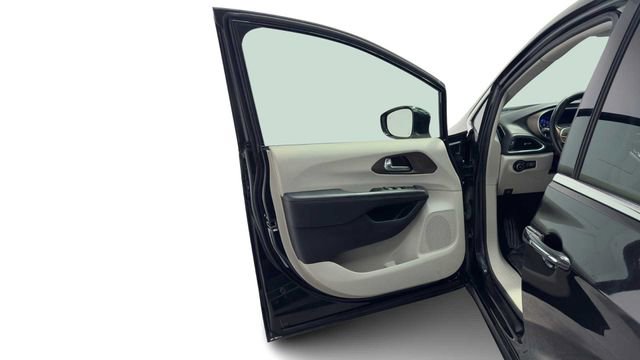 Used 2019 Chrysler Pacifica Touring-L Plus w/ Tire & Wheel Group FWD image 11