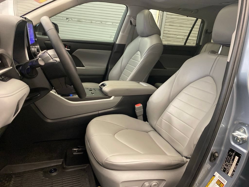 Used 2024 Toyota Highlander XLE FWD image 19
