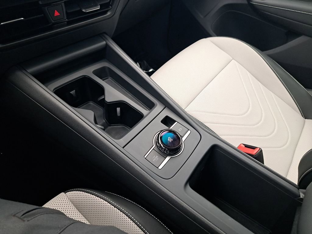 Used 2025 Volkswagen Tiguan SE image 28