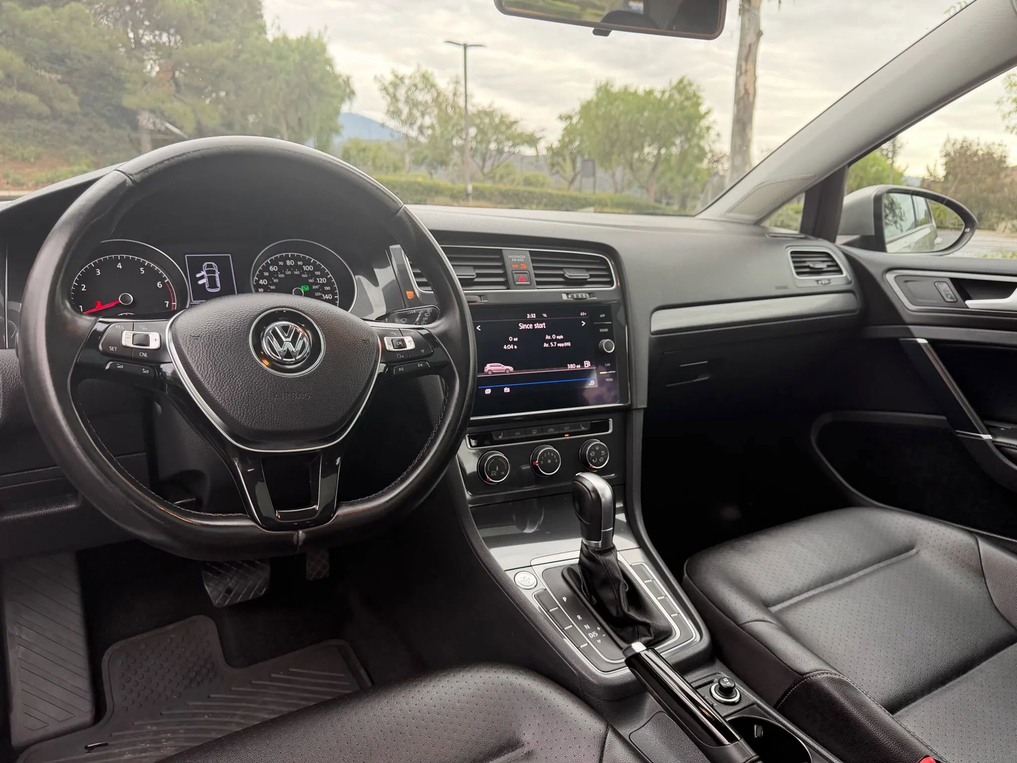 Used 2018 Volkswagen Golf SE image 17