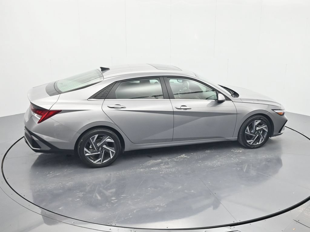 Used 2025 Hyundai Elantra SEL FWD image 32
