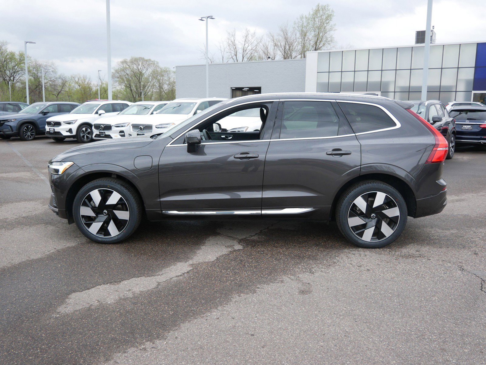 Used 2023 Volvo XC60 T8 Plus w/ Protection Package Premier AWD/4WD image 4
