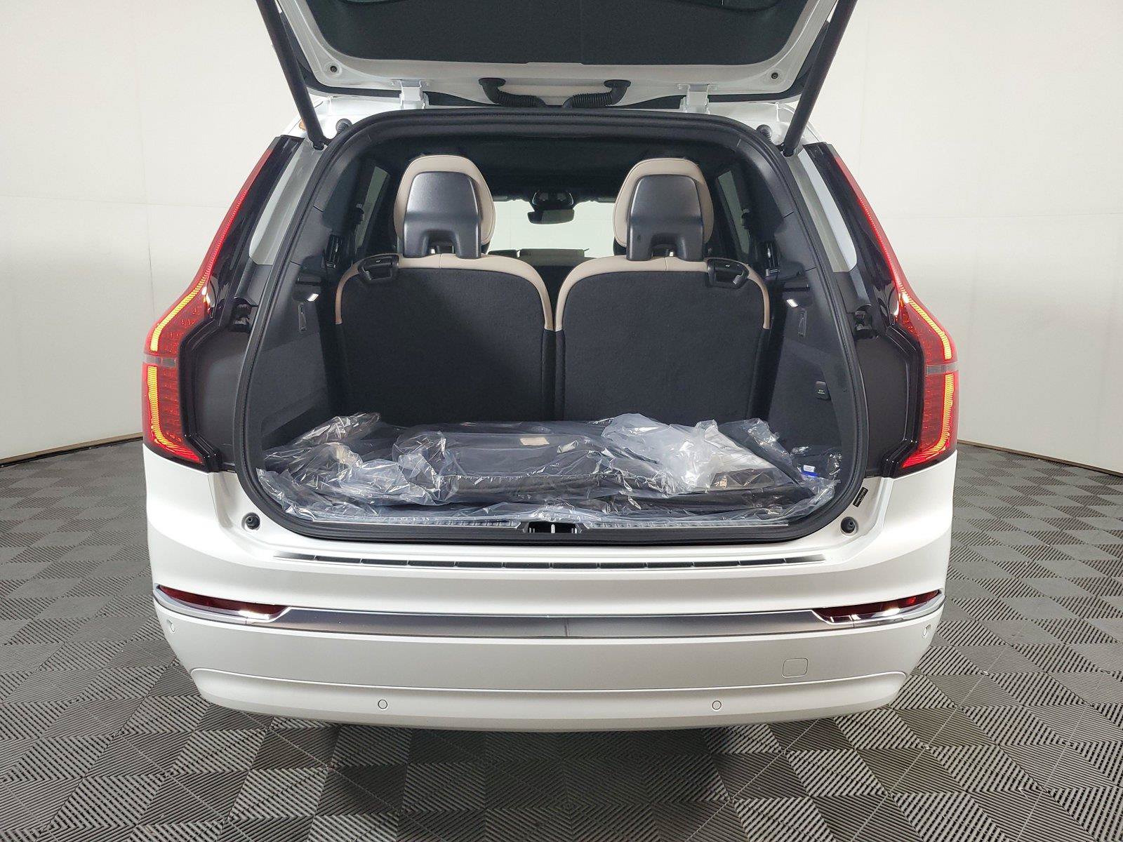 New 2026 Volvo XC90 T8 Plus w/ Protection Package Premier AWD/4WD image 9