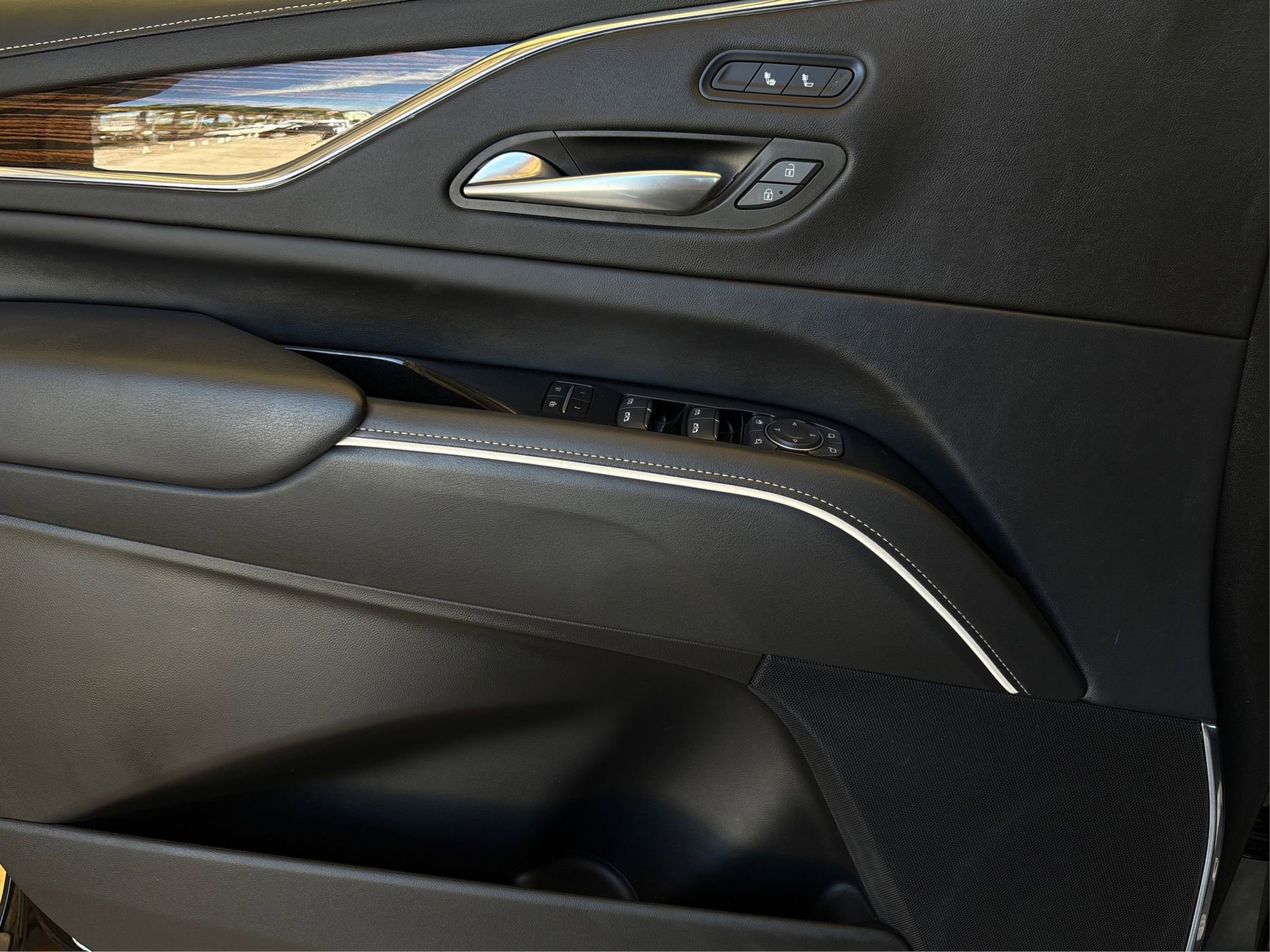 Used 2024 Cadillac Escalade ESV Luxury image 21