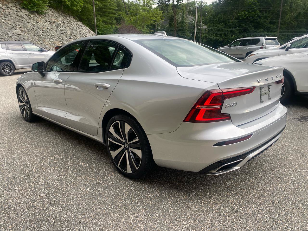 Used 2022 Volvo S60 B5 Momentum w/ Premium Package AWD/4WD image 3