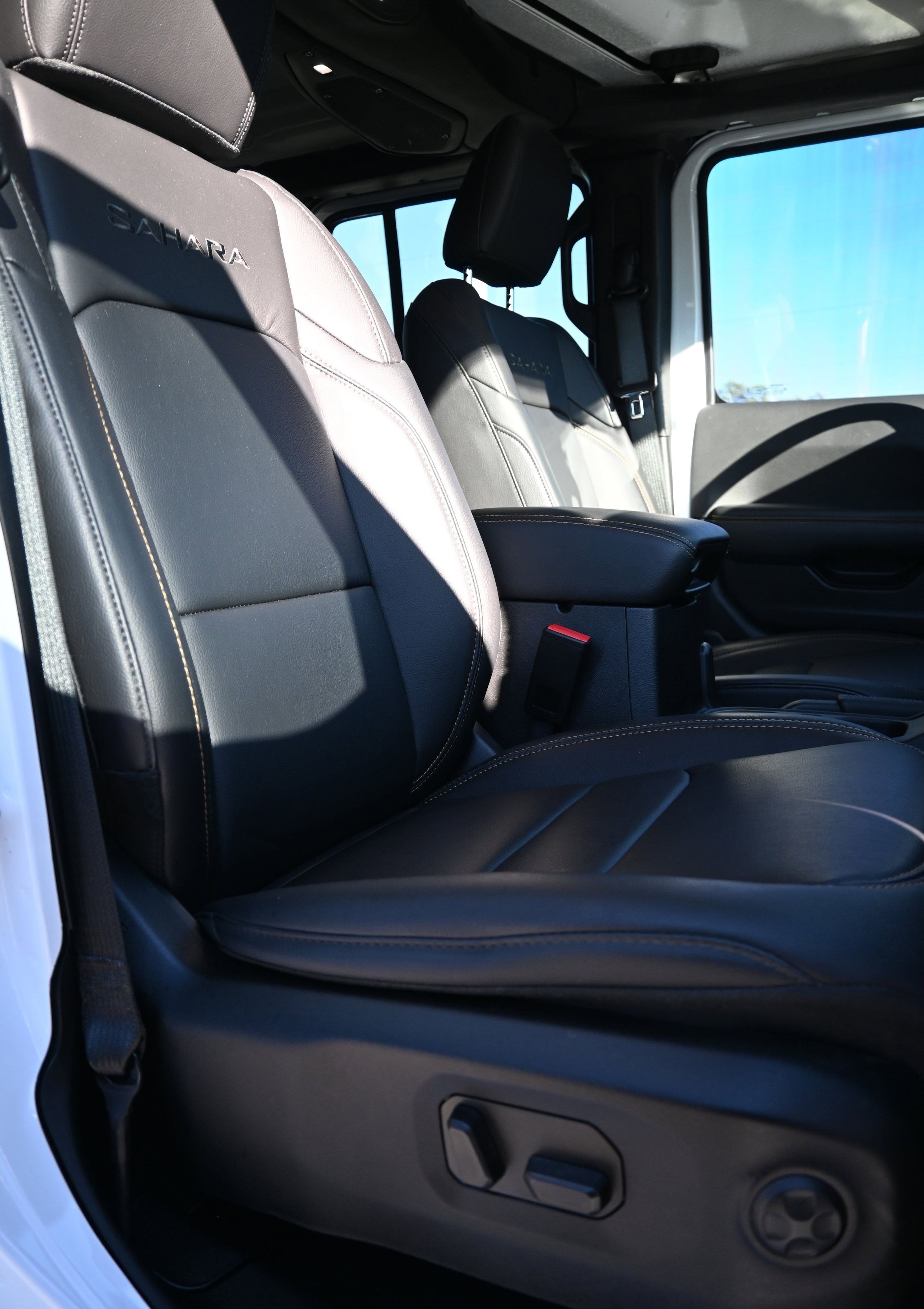 Used 2024 Jeep Wrangler Sahara w/ Technology Group image 32