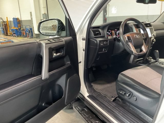 Used 2022 Toyota 4Runner SR5 AWD/4WD image 9