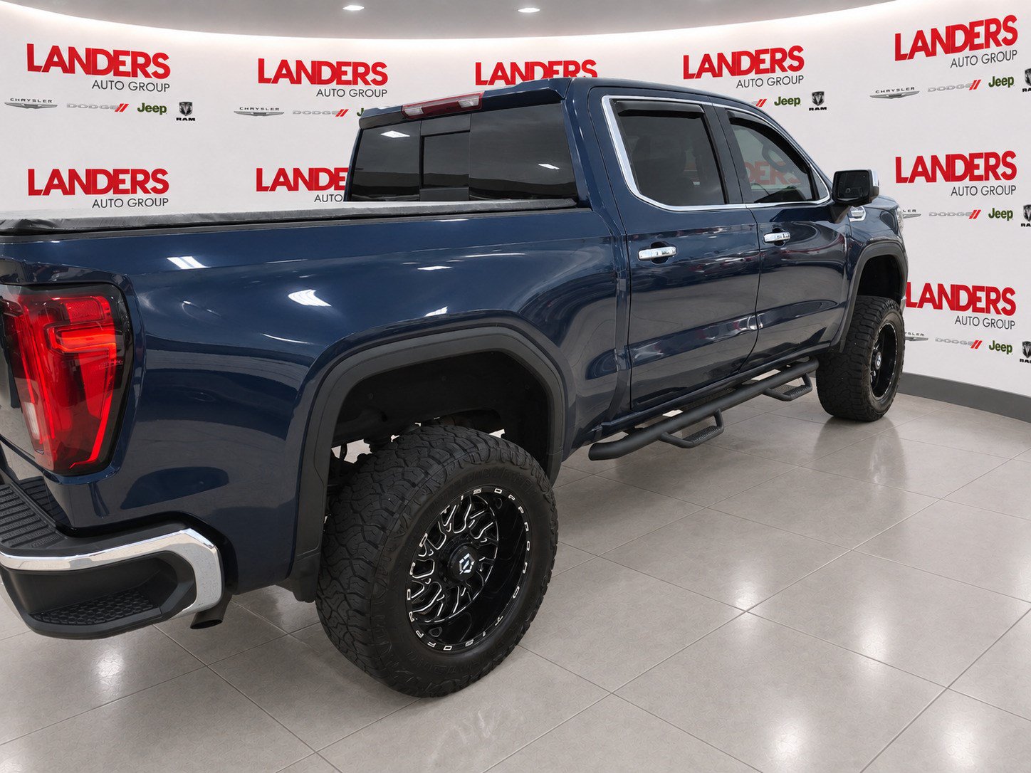 Used 2019 GMC Sierra 1500 SLT w/ SLT Premium Plus Package AWD/4WD image 5