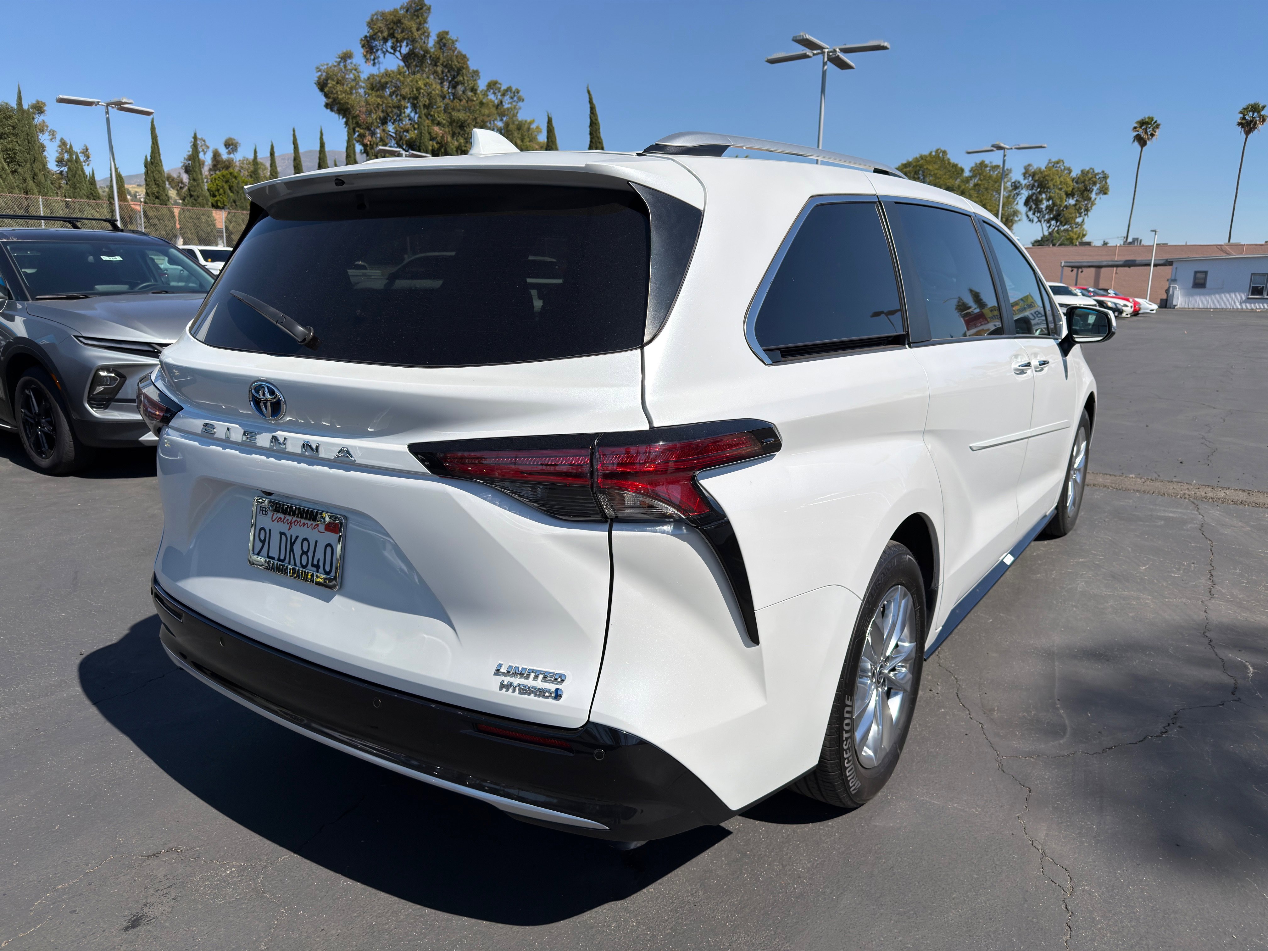 Used 2023 Toyota Sienna Limited image 8