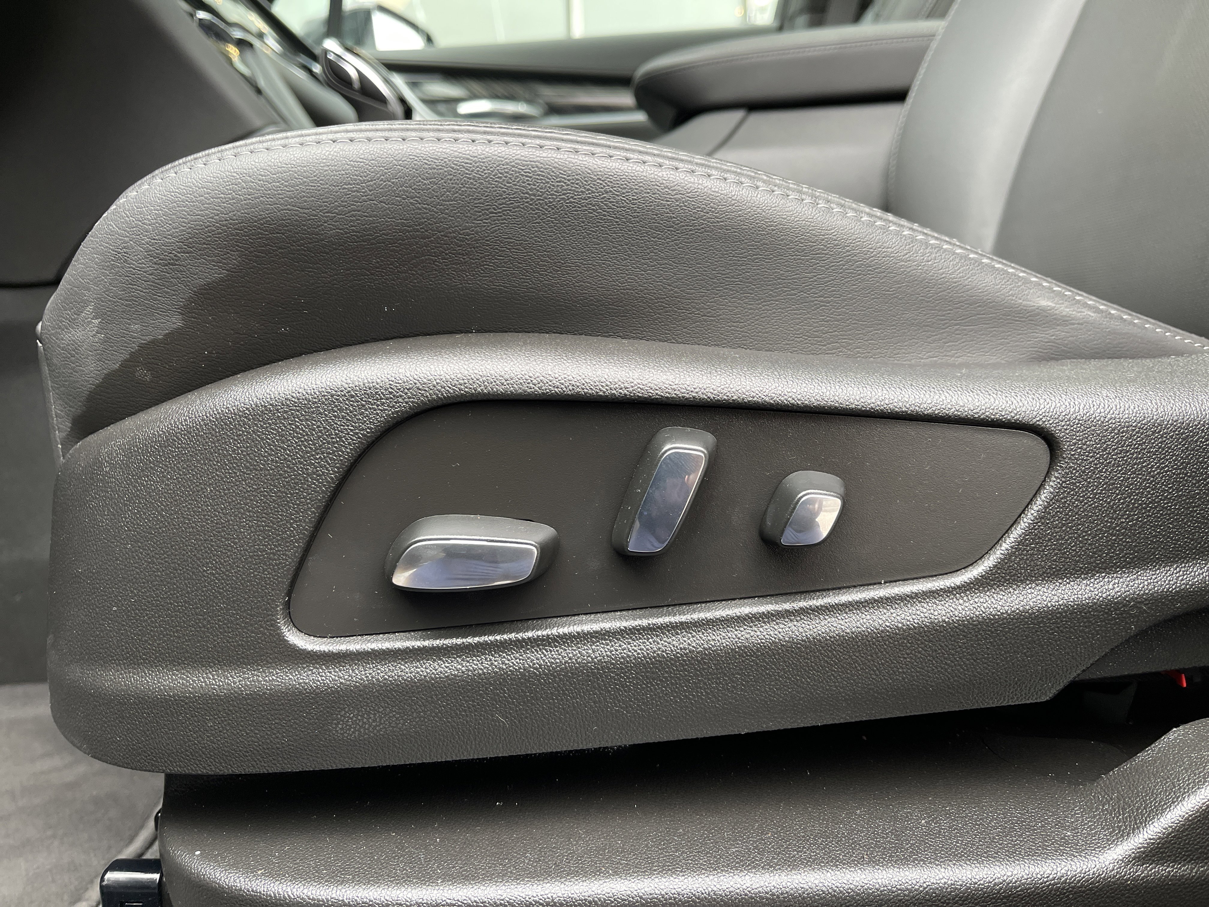 Used 2025 Cadillac XT6 Premium Luxury image 19