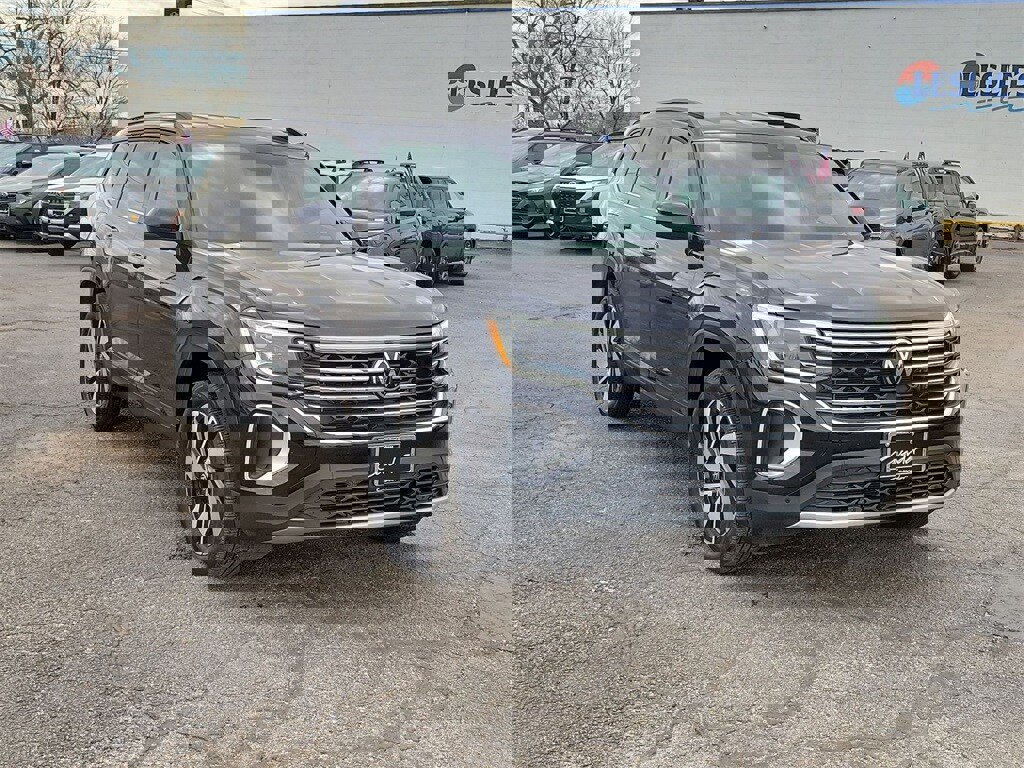 Used 2025 Volkswagen Atlas SE image 2