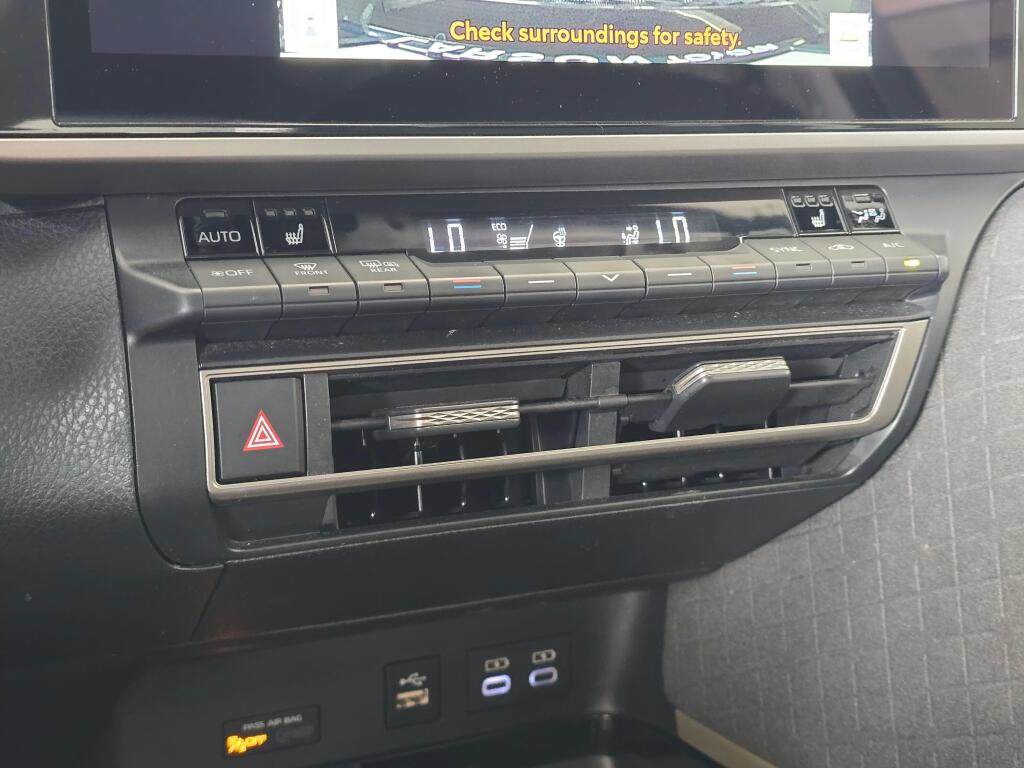 Used 2025 Toyota Camry XLE FWD image 33