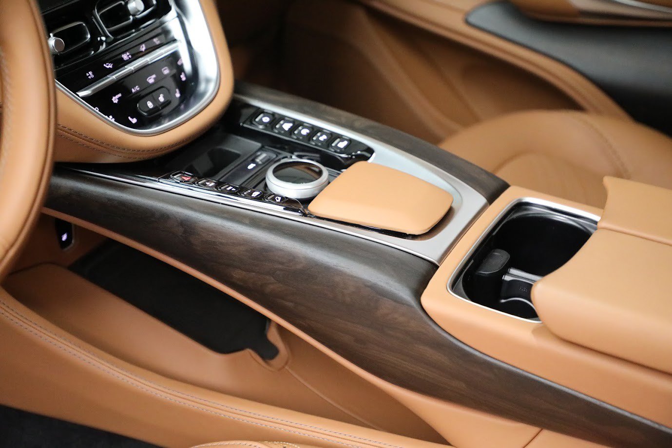 Used 2024 Aston Martin DBX AWD/4WD image 16
