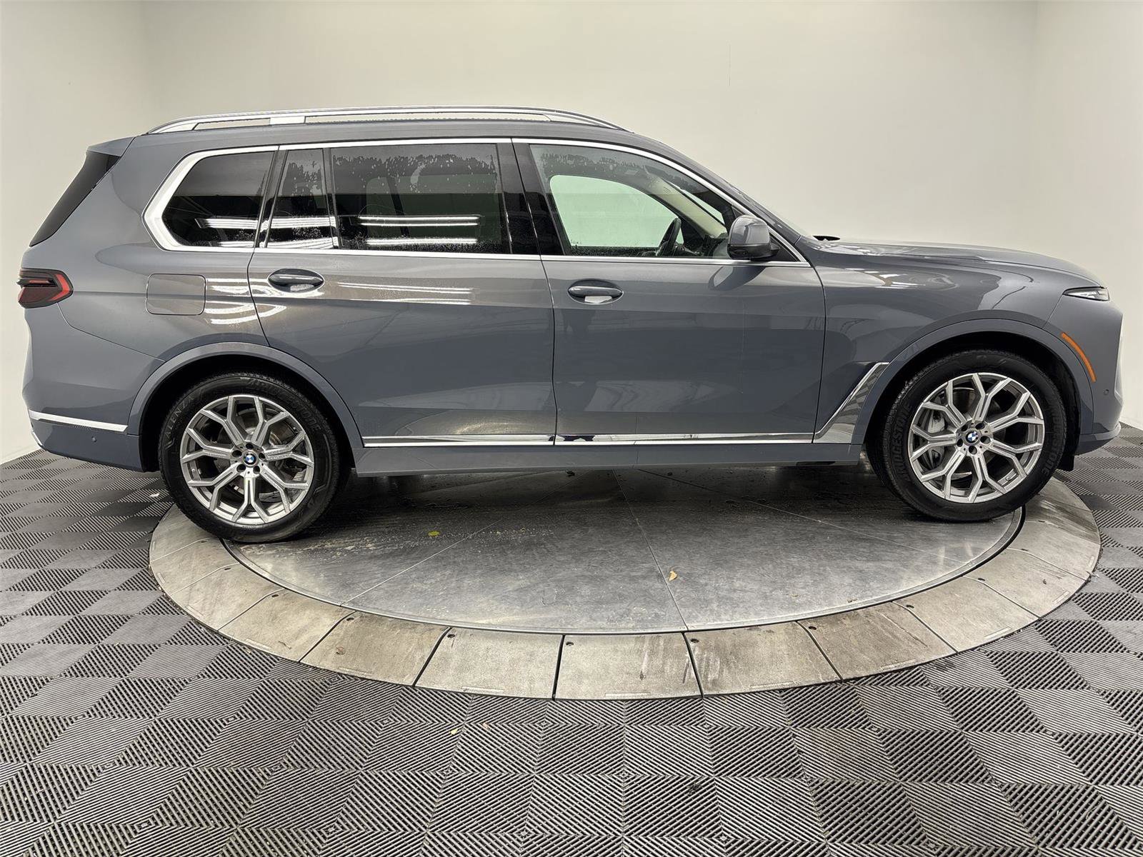 Used 2025 BMW X7 xDrive40i w/ Climate Comfort Package image 17