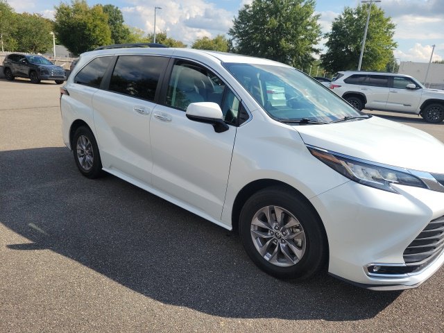 Used 2022 Toyota Sienna XLE FWD image 2