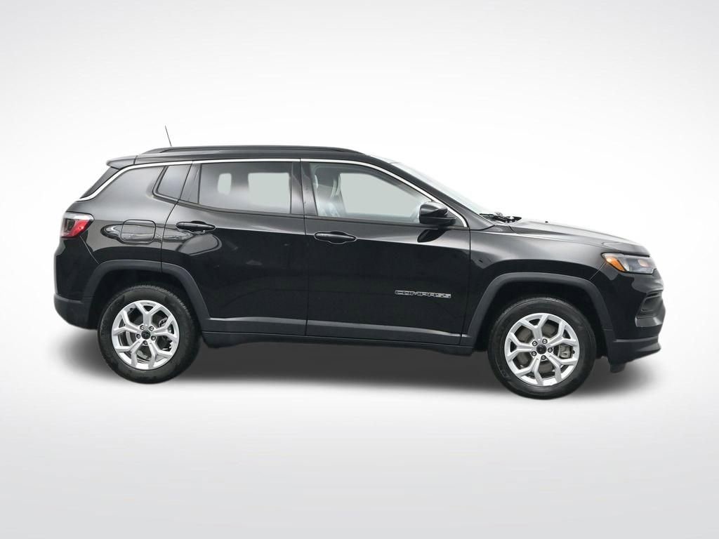 Used 2025 Jeep Compass Latitude image 4