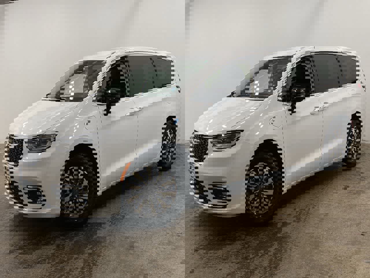 Used 2024 Chrysler Pacifica Select image 1