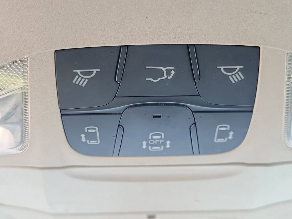 Used 2018 Chrysler Pacifica Touring-L FWD image 33