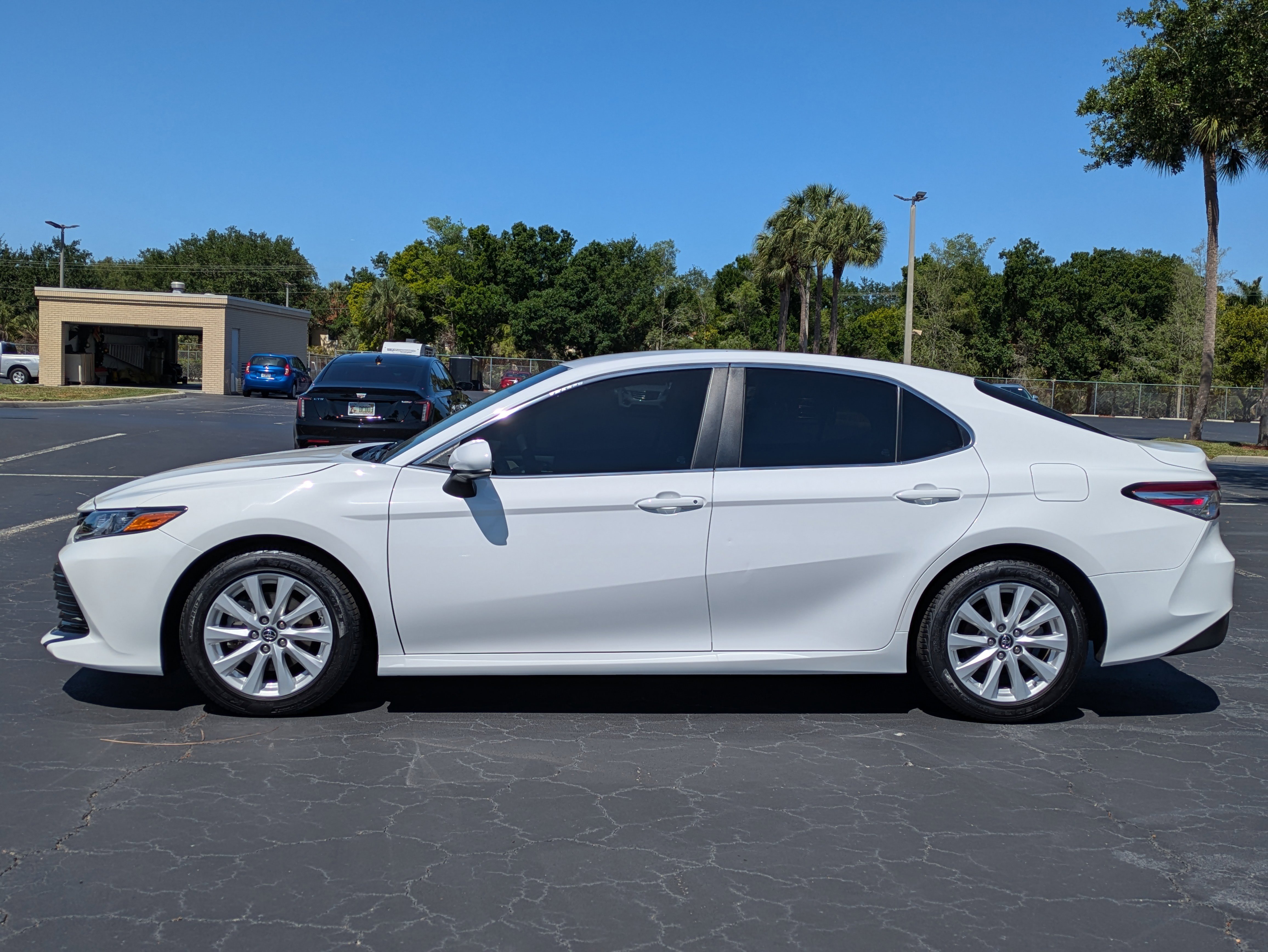 Used 2018 Toyota Camry LE FWD image 3