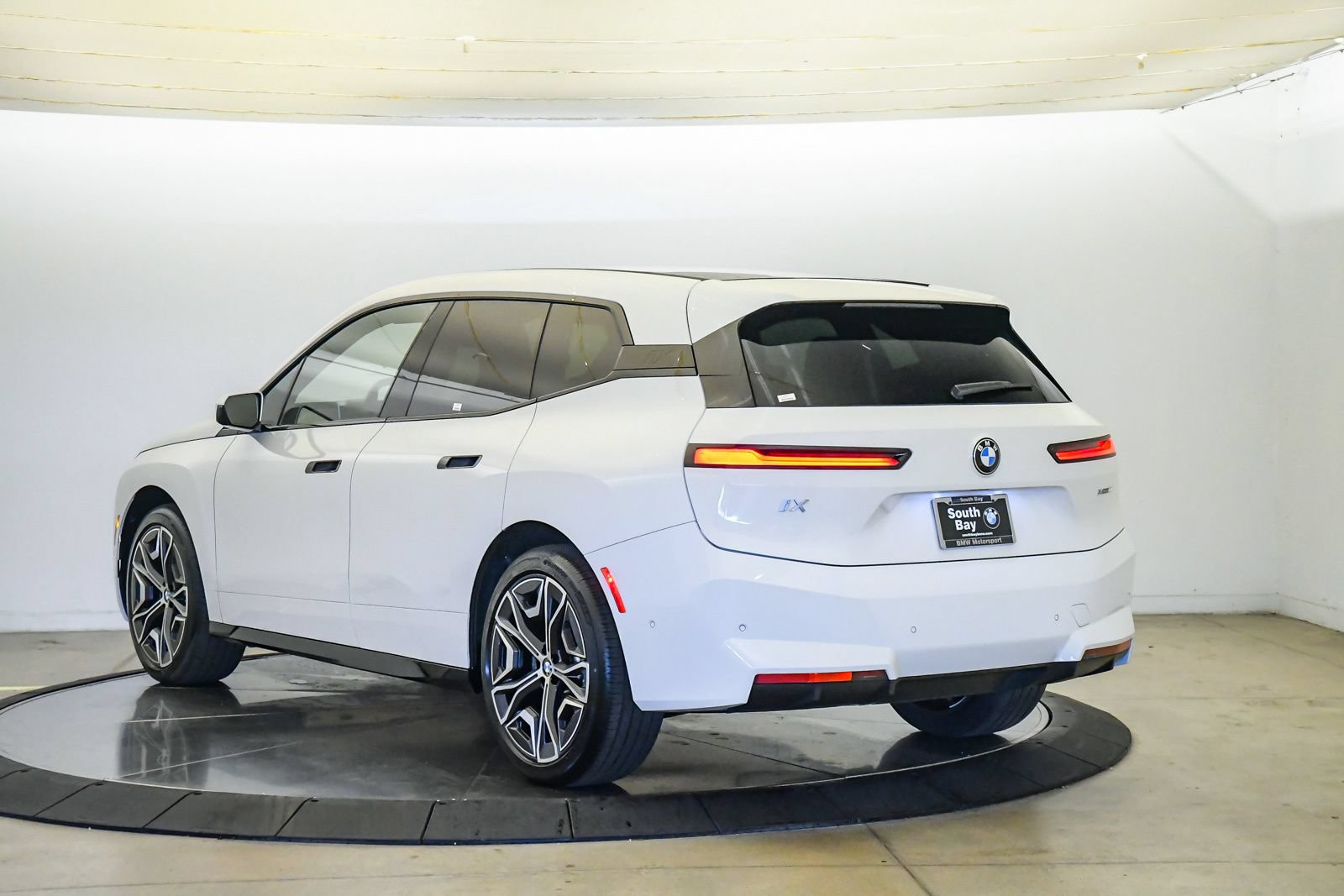 Used 2026 BMW iX xDrive60 AWD/4WD image 2