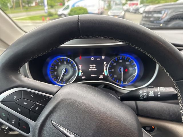 Used 2023 Chrysler Pacifica Touring-L FWD image 26